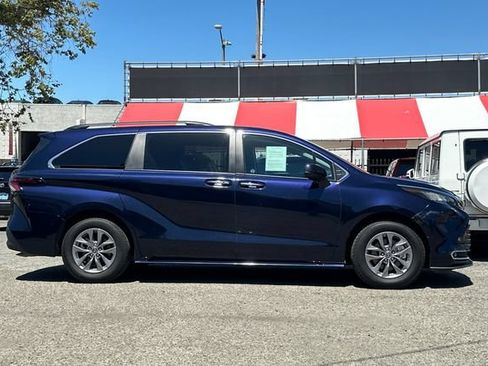 Used 2023 Toyota Sienna XLE FWD image 3