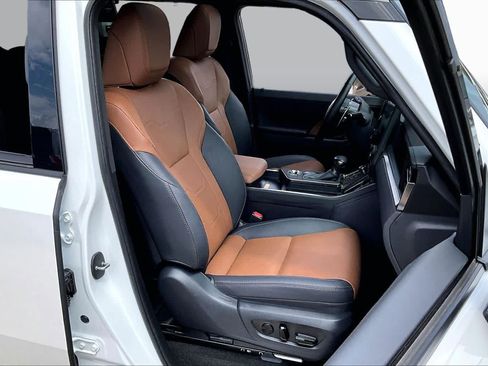 Used 2024 Lexus GX 550 w/ Accessory Package (2T) AWD/4WD image 9