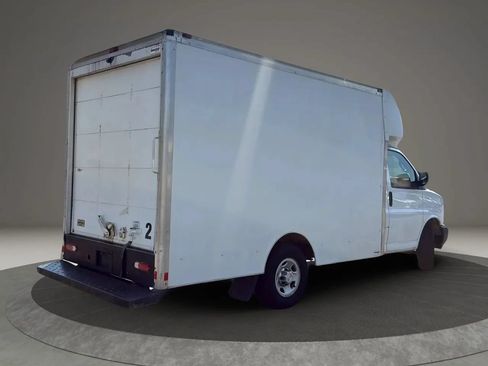 Used 2017 Chevrolet Express 3500 RWD image 6