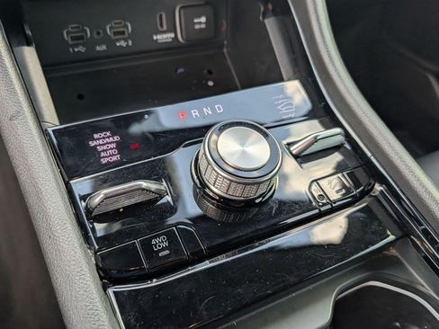 Used 2023 Jeep Grand Cherokee Overland w/ Luxury Tech Group IV AWD/4WD image 21