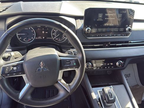 Used 2024 Mitsubishi Outlander SE Black Edition image 18