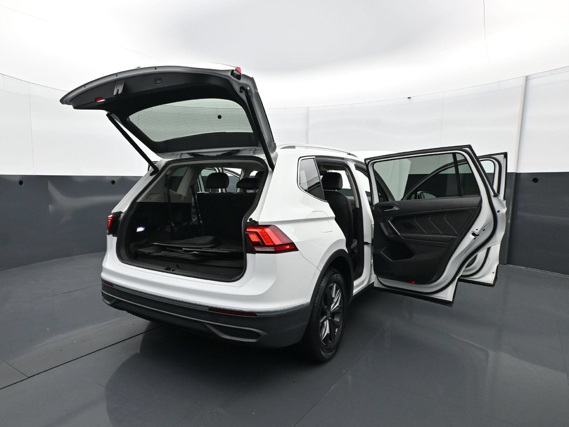 Used 2022 Volkswagen Tiguan SE FWD image 35