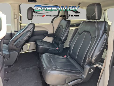 Used 2023 Chrysler Pacifica Touring-L FWD image 14