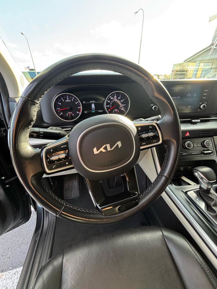 Used 2023 Kia Carnival LX FWD image 13
