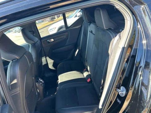 Used 2023 Volvo XC40 Recharge Plus image 7