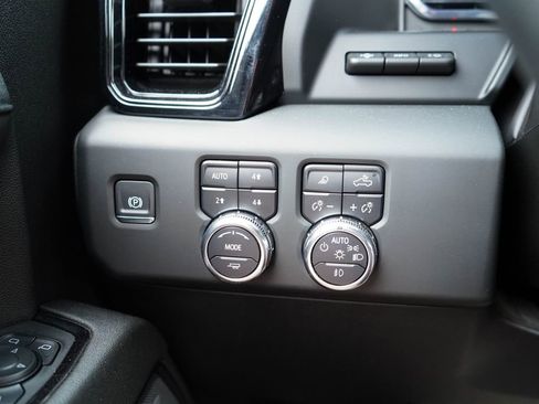 Used 2024 GMC Sierra 1500 AT4 w/ Technology Package AWD/4WD image 32