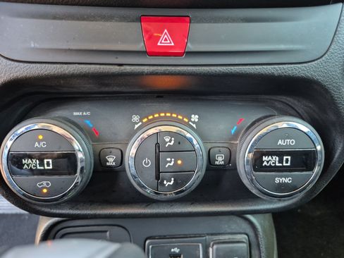 Used 2017 Jeep Renegade Altitude FWD image 30