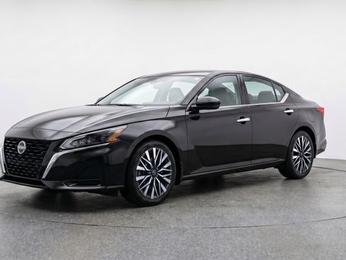 Used 2025 Nissan Altima 2.5 SV FWD image 3
