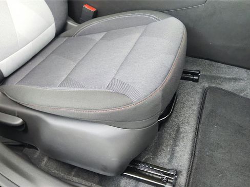 Used 2025 Chevrolet Trax RS image 28