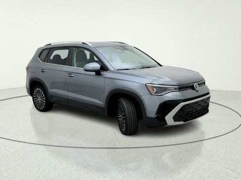 Used 2025 Volkswagen Taos SE FWD image 5
