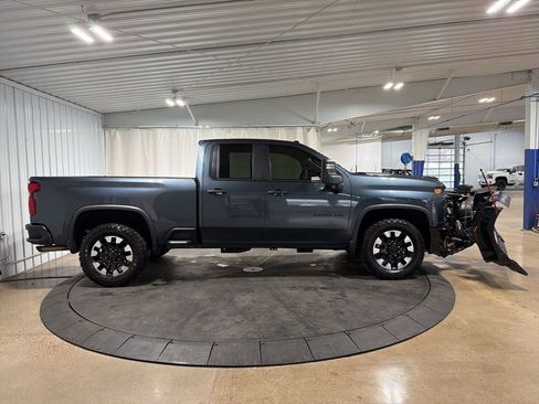 Used 2020 Chevrolet Silverado 2500 Custom w/ Custom Value Package image 4