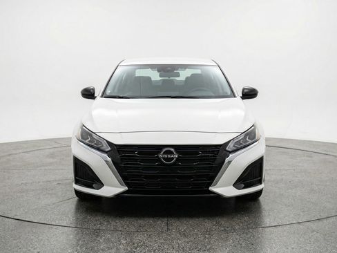 Used 2025 Nissan Altima 2.5 SV FWD image 2