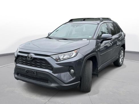 Used 2020 Toyota RAV4 XLE Premium image 4