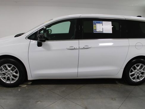 Used 2025 Chrysler Pacifica Select FWD image 6