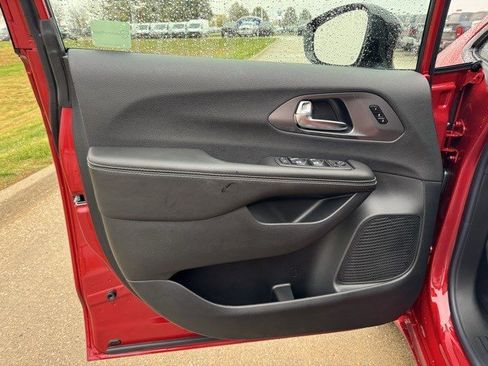 New 2026 Chrysler Pacifica Select image 8