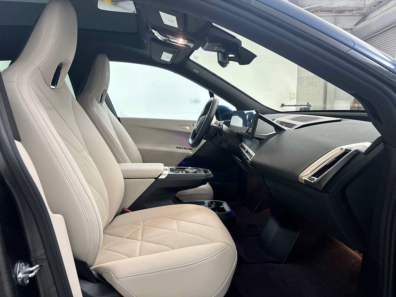 Used 2024 BMW iX xDrive50 w/ Premium Package AWD/4WD image 25
