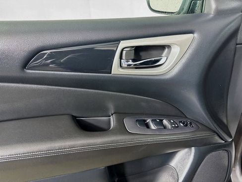 Used 2019 Nissan Pathfinder S image 11