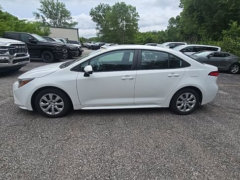 Used 2021 Toyota Corolla LE FWD image 3