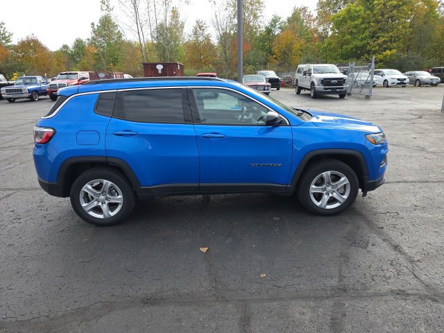 Used 2023 Jeep Compass Latitude w/ Convenience Group AWD/4WD image 2