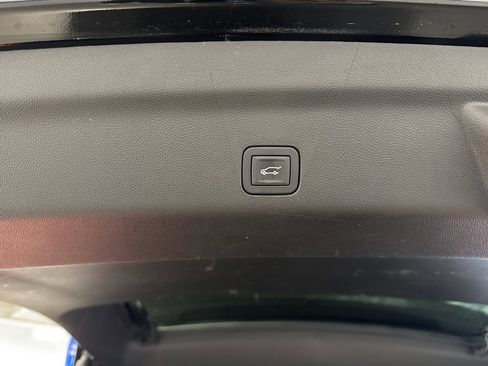 Used 2025 GMC Yukon XL Denali image 30