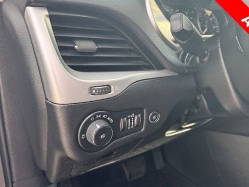 Used 2014 Jeep Cherokee Latitude w/ Comfort/Convenience Group image 19