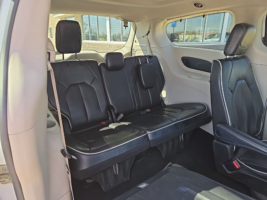 Used 2023 Chrysler Pacifica Limited FWD image 13