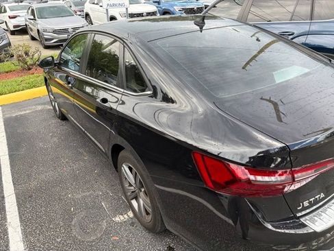 Used 2023 Volkswagen Jetta SE FWD image 4