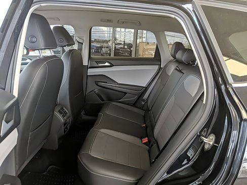 Used 2022 Volkswagen Taos SE w/ Panoramic Sunroof Package image 12