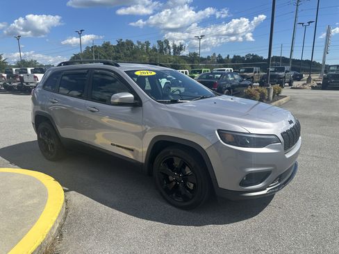 Used 2019 Jeep Cherokee Latitude Plus image 5