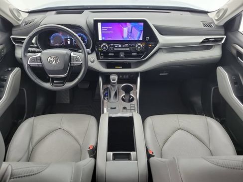 Used 2023 Toyota Highlander Platinum FWD image 17