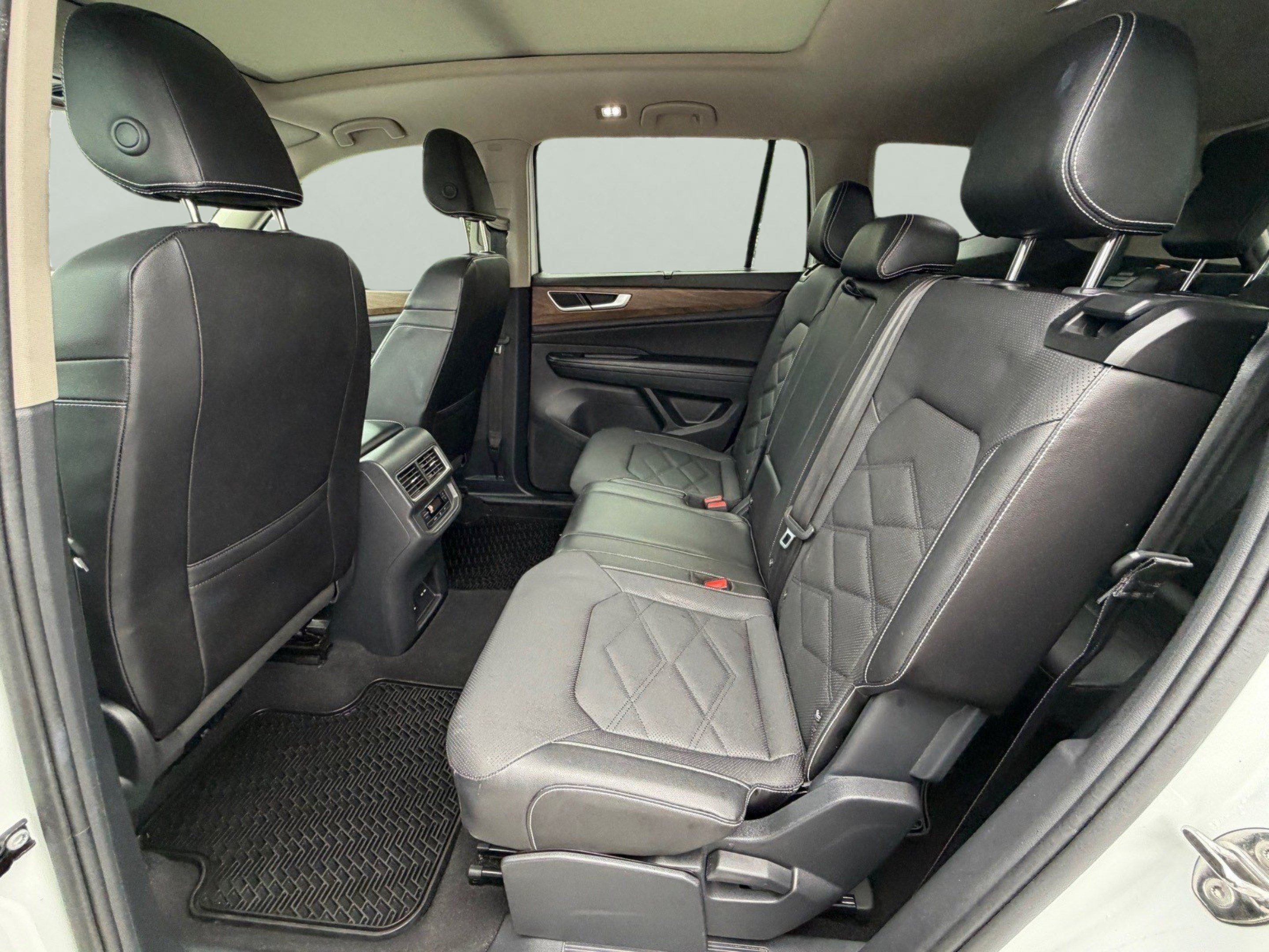 Used 2024 Volkswagen Atlas SE FWD image 15