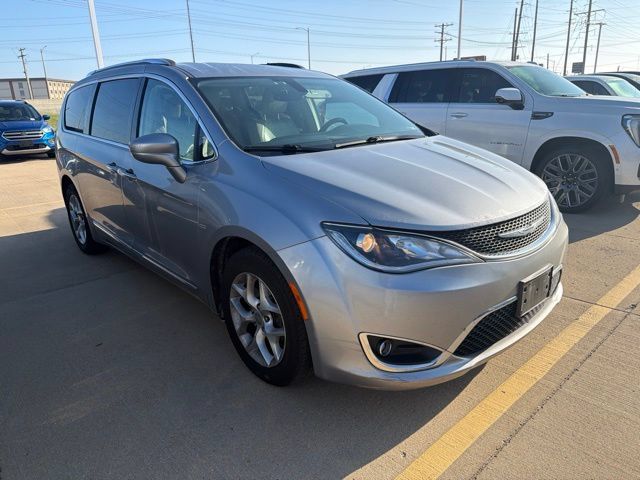 Used 2018 Chrysler Pacifica Touring-L Plus w/ Tire & Wheel Group FWD image 2