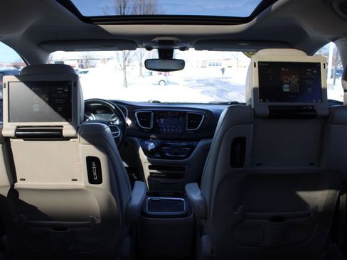 Used 2018 Chrysler Pacifica Touring-L Plus w/ Tire & Wheel Group image 30