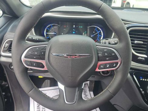 Used 2025 Chrysler Pacifica Select FWD image 8