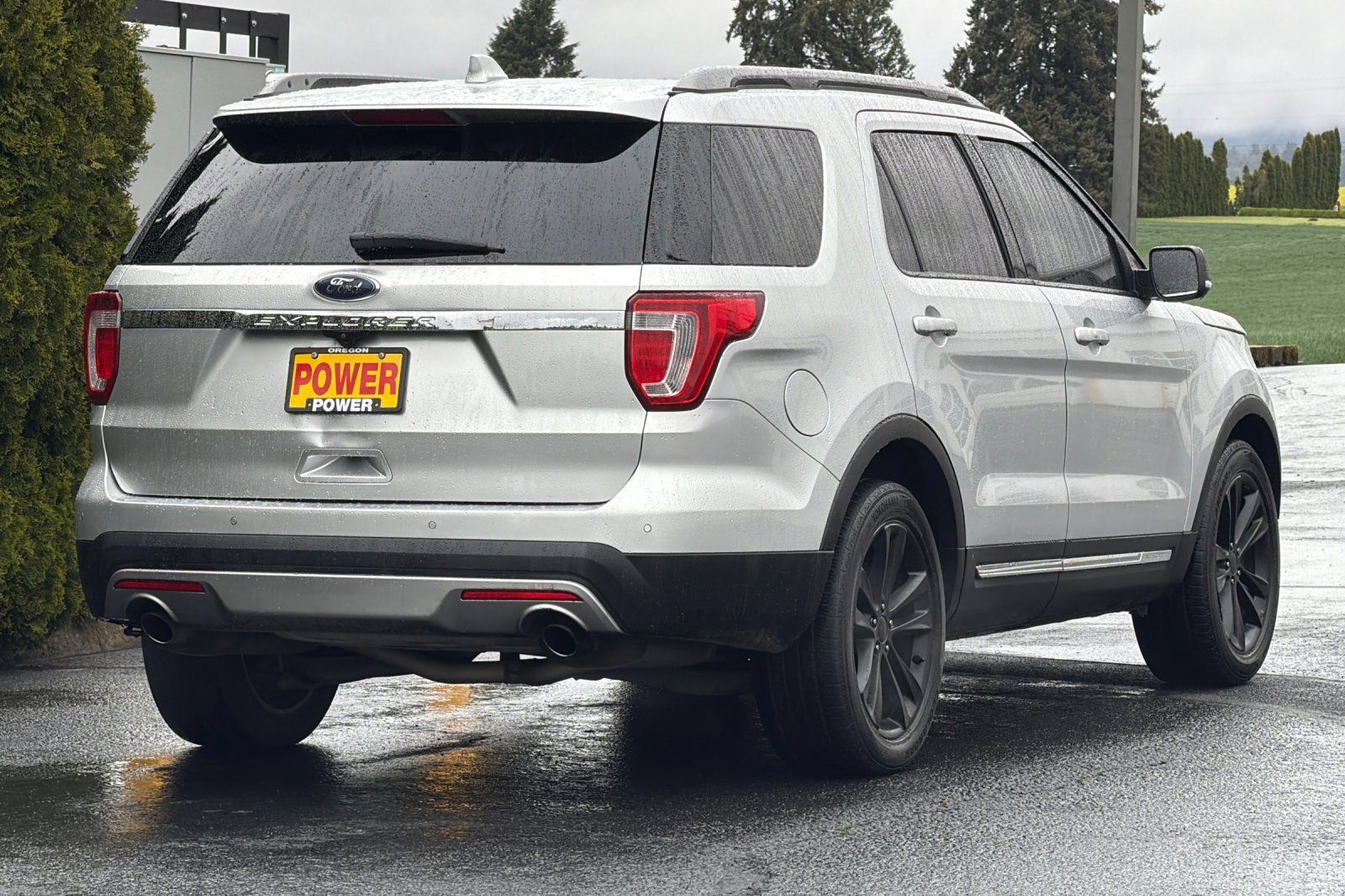 Used 2017 Ford Explorer XLT w/ Equipment Group 202A FWD image 4