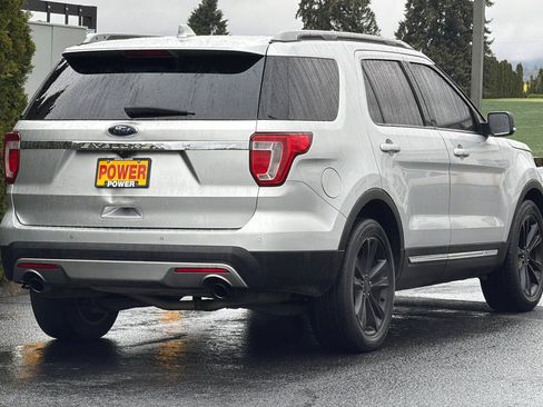 Used 2017 Ford Explorer XLT w/ Equipment Group 202A FWD image 4