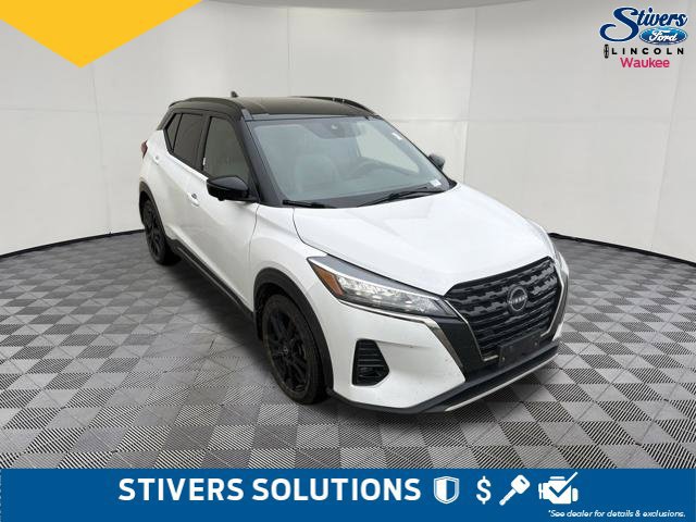 Used 2023 Nissan Kicks SR w/ SR Premium Package FWD image 3