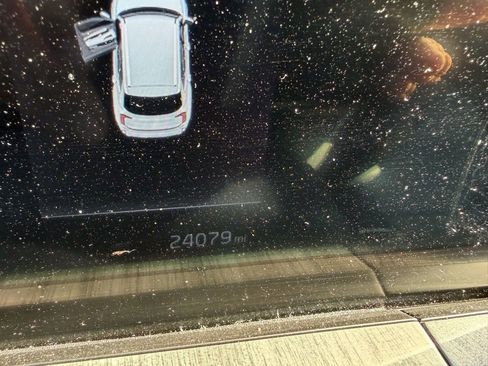 Used 2024 Kia Telluride EX w/ EX Captain's Chair Package image 12