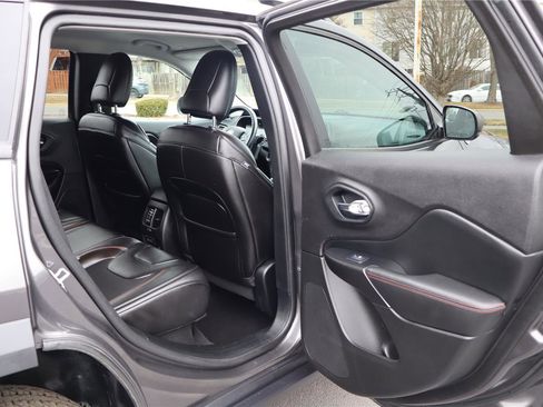 Used 2019 Jeep Cherokee Trailhawk image 28