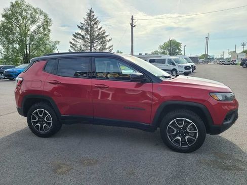 Used 2025 Jeep Compass Trailhawk AWD/4WD image 5