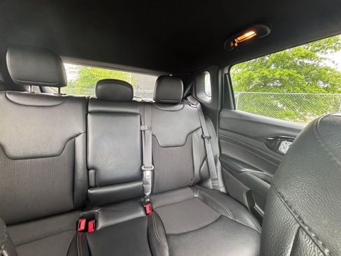Used 2025 Jeep Compass Trailhawk AWD/4WD image 36