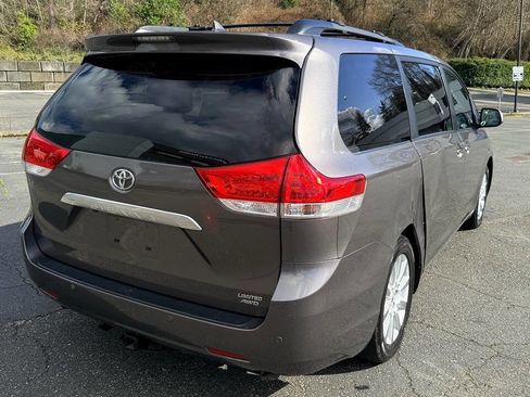 Used 2012 Toyota Sienna Limited w/ Premium Pkg image 8