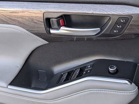 Used 2022 Toyota Highlander Limited image 25
