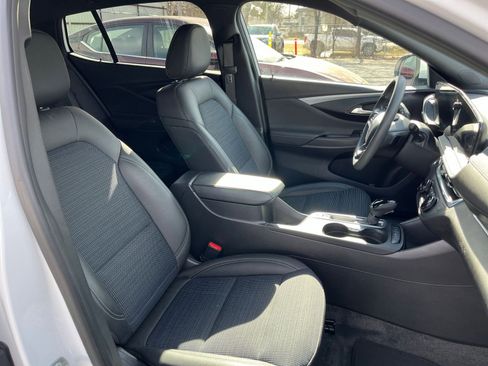Used 2025 Buick Envista Preferred image 35