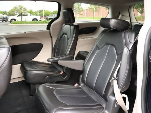 Used 2023 Chrysler Pacifica Touring-L FWD image 20