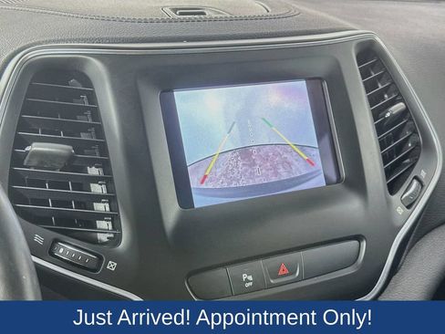 Used 2019 Jeep Cherokee Latitude Plus w/ Comfort/Convenience Group AWD/4WD image 15