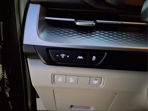 Used 2023 Kia Carnival LX image 17