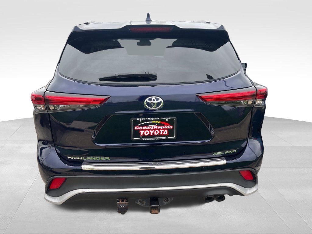 Used 2022 Toyota Highlander XSE AWD/4WD image 4