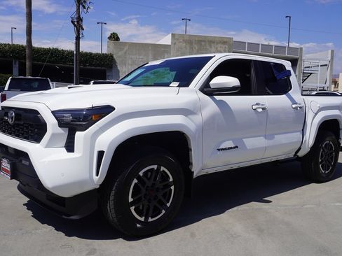 Used 2024 Toyota Tacoma TRD Sport w/ TRD Sport Upgrade Package AWD/4WD image 4