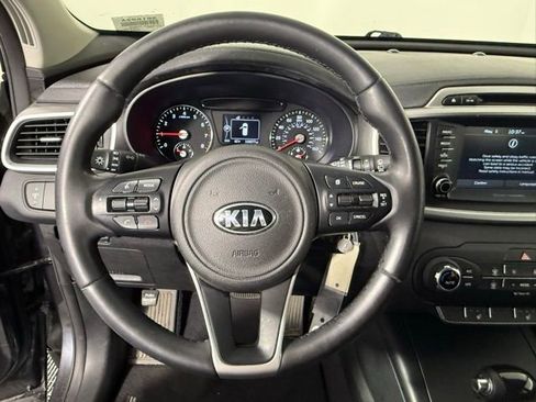 Used 2018 Kia Sorento FWD image 16